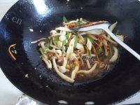 好吃的青椒炒双菇做法图解10)