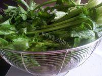 家常菜芹菜炒蛋做法图解1)