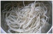 美味的红鲟蒸粉丝做法图解4)