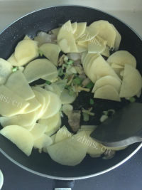 好吃的尖椒豆豉炒土豆片做法图解6)