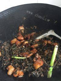 美味的霉干菜扣肉做法图解7)