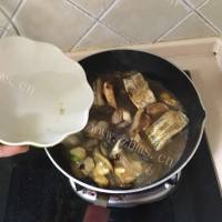 鲜美的菌菇炖鱼做法图解8)