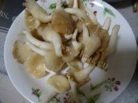 家常菜西兰花炒蘑菇做法图解2)