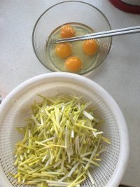 家常菜韭黄炒鸡蛋做法图解1)