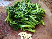 家常菜腊肉炒菜心做法图解4)