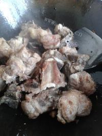 色泽鲜亮的排骨炖豆角做法图解3)