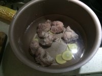 美味的玉米龙骨汤做法图解3)