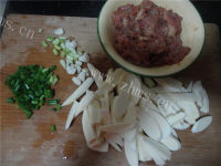 家常菜茭白炒肉片做法图解1)