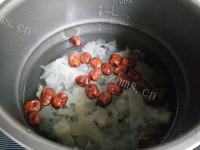 美味的雪梨银耳红枣汤做法图解3)