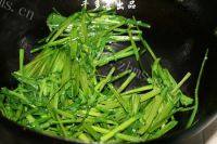好吃的韭菜炒黑木耳做法图解5)