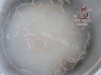 营养的皮蛋瘦肉粥做法图解4)