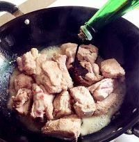美味黄豆莲藕排骨汤做法图解5)