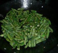 「念念不忘」豆角炒肉做法图解12)