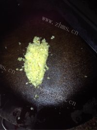 美味的蒜蓉虾做法图解2)