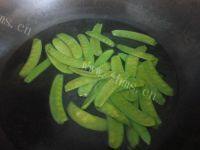 家常菜荷兰豆炒腊肉做法图解2)