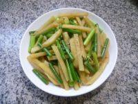美味的蒜薹炒土豆做法图解9)
