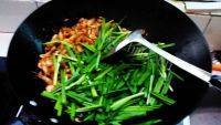 鲜香的韭菜炒河虾做法图解5)