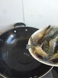 美味的洋葱炒虾做法图解2)