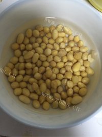 美味的黄豆猪蹄汤做法图解2)