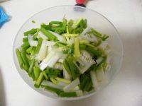 家常菜豆干炒腊肉做法图解3)