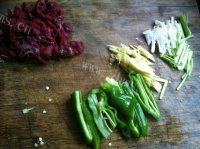 家常菜双椒牛肉做法图解1)