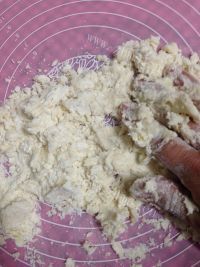 唇齿留香的豆沙菊花酥做法图解2)