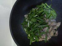 口感不错的蒜香肉片做法图解5)