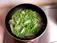 家常菜丝瓜炒毛豆做法图解4)