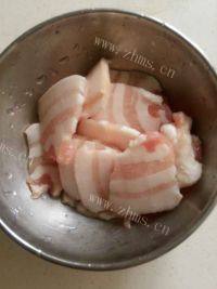 家常菜五花肉炒蒜薹做法图解3)