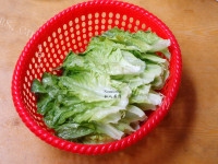 低脂少油酸蒜白灼生菜做法图解2)
