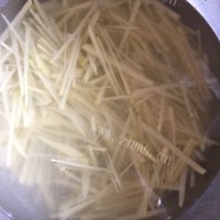 家常菜青椒炒土豆丝做法图解2)