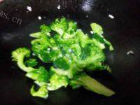 家常菜西兰花炒猪肉做法图解3)