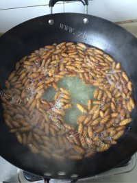 香喷喷的干煸蚕蛹做法图解2)