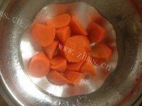 美味的胡萝卜菜干爆鸡汤做法图解3)