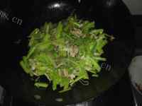 家常菜芹菜炒粉条做法图解9)
