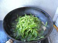诱人的肉丝炒豆角做法图解8)
