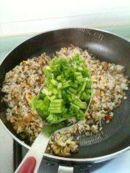 酸菜鸡蛋炒饭做法图解7)
