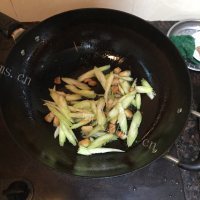 热腾腾的炸酱面做法图解9)