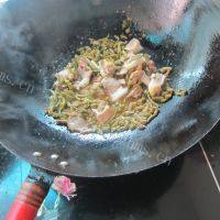 酸豆角炒卤肉做法图解11)