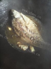 美味大蒜鳊鱼做法图解4)