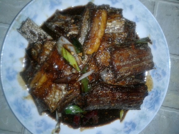 色泽鲜亮的红烧带鱼