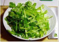 美味的芹菜炒牛肉做法图解2)