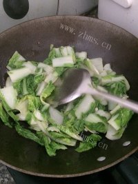 美味营养的炒白菜做法图解3)