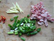 家常菜肉片炒芹菜做法图解2)