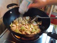 家常菜肉炒包菜做法图解9)