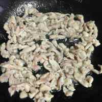 特下饭的芹菜炒肉做法图解4)