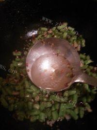 鲜香美味肉末四季豆做法图解7)