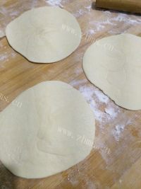 独特的韭菜鸡蛋馅饼做法图解4)