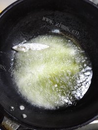 椒盐沙丁鱼做法图解8)