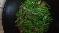 家常菜茼蒿炒肉做法图解6)